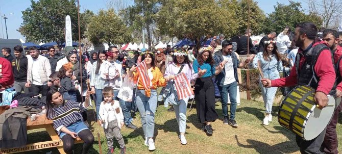 Karnavalda 1954 Adet Adanaspor Bayrağı Dağıtıldı