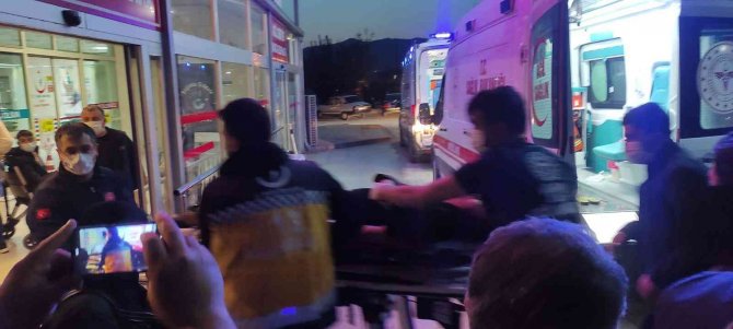 Kırmızı Işıkta Otomobile Silahlı Saldırı: 1 Yaralı