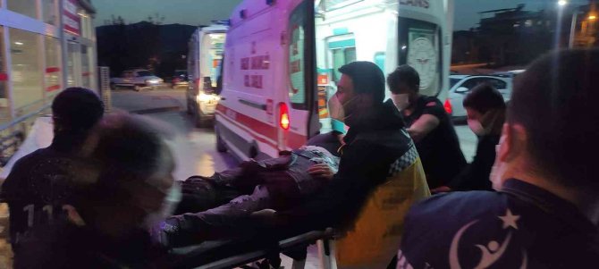 Kırmızı Işıkta Otomobile Silahlı Saldırı: 1 Yaralı