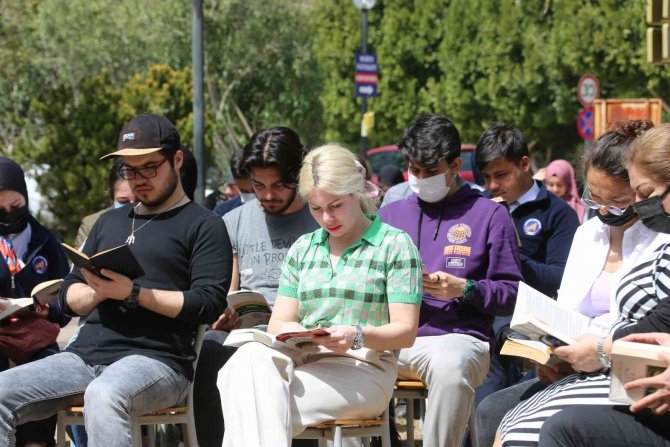 Rektör Özkan, Öğrencilerle Kitap Okuma Etkinliğinde Buluştu