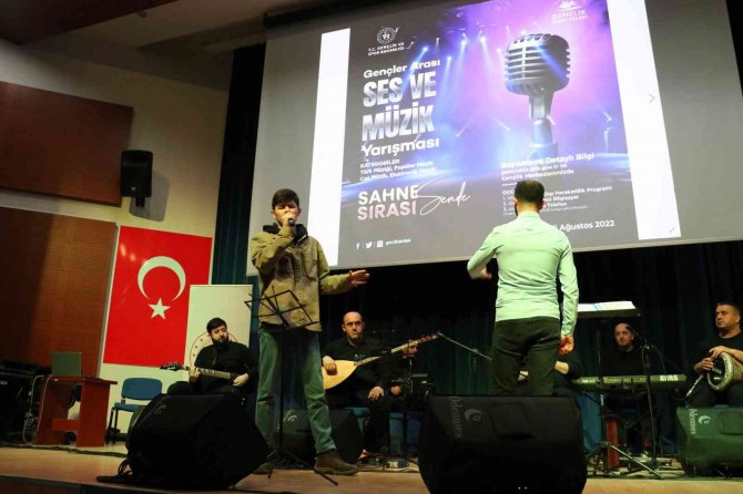 ’Sahne Sırası Sende’ Yarışması: Şarkılarını Unutanlar Ayakta Alkışlandı