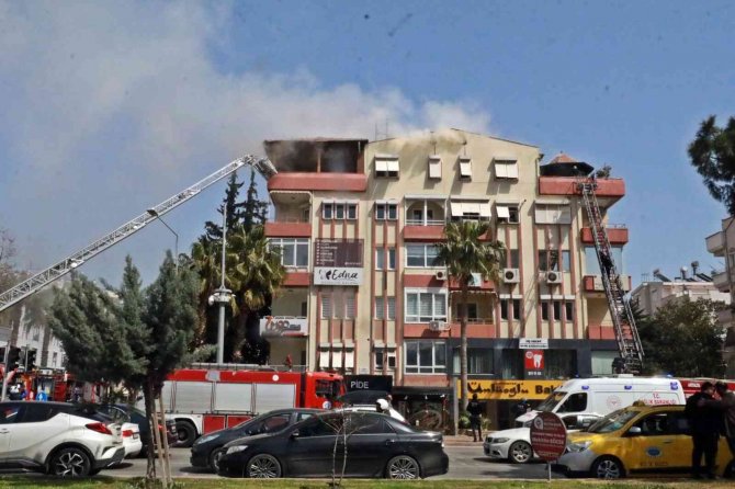 Antalya’da Mahalleyi Dumana Boğan Yangın