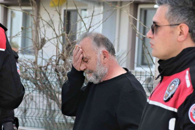 Emekli Polis Tartıştığı Komşusunu Silahla Yaralayıp, Parkta Teslim Oldu