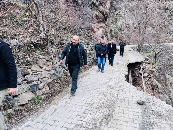 Dereiçi Köyünün Yangından Sonra Bu Kez De Toprak Kayması İle Başı Dertte