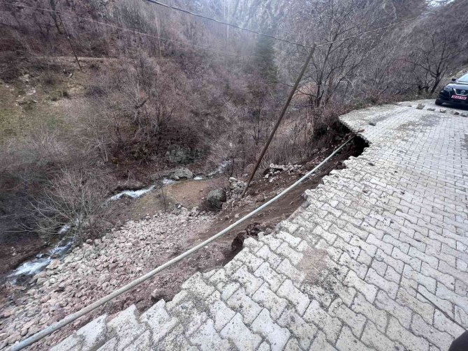 Dereiçi Köyünün Yangından Sonra Bu Kez De Toprak Kayması İle Başı Dertte