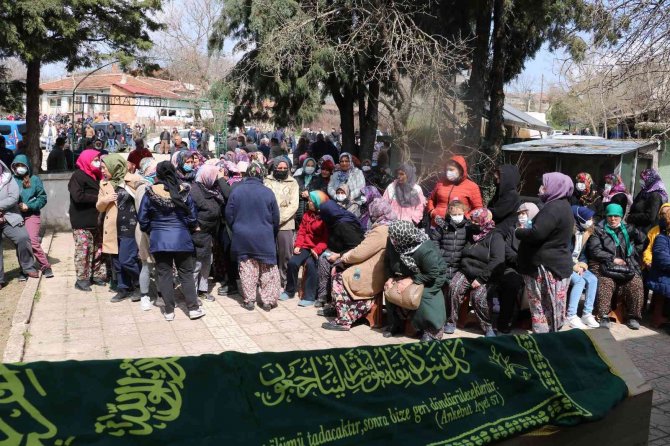 Bu Acıya Yürek Dayanmaz: Bir Aile Yok Oldu, Tabutları Yan Yana Dizildi