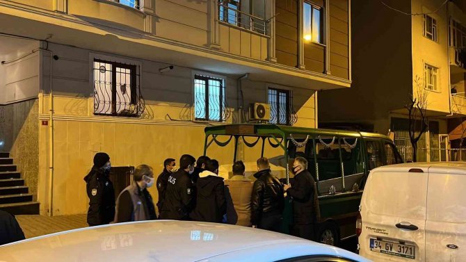 Bağcılar Dehşet: Sokak Ortasında Bir Kişiyi Öldüren Şahıs, Evinde Eşini Öldürdükten Sonra İntihar Etti