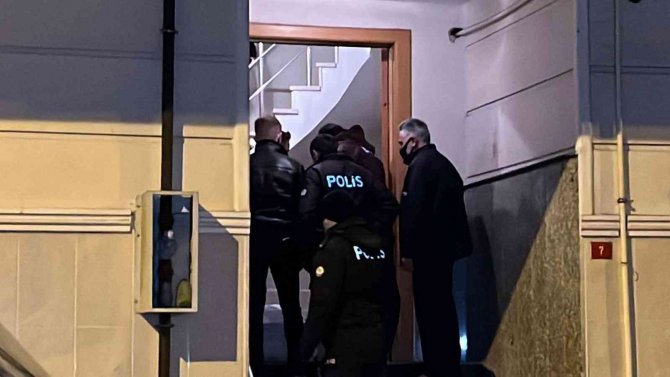 Bağcılar Dehşet: Sokak Ortasında Bir Kişiyi Öldüren Şahıs, Evinde Eşini Öldürdükten Sonra İntihar Etti