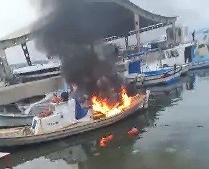 Kendisine Ait Balıkçı Teknesini Benzin Döküp Yaktı