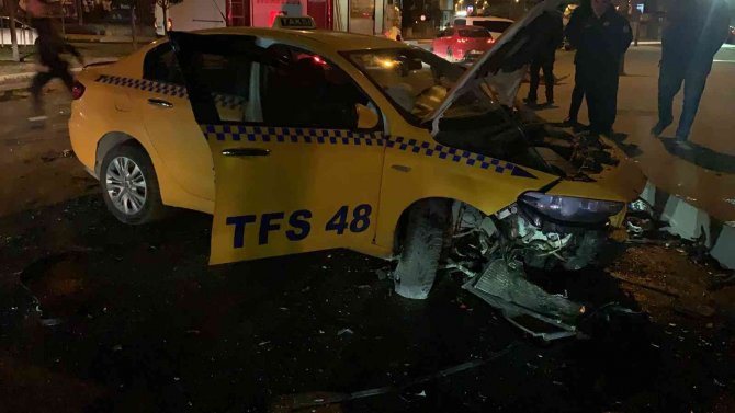 Başakşehir’de Ticari Taksi İle Otomobil Çarpıştı: 4 Yaralı