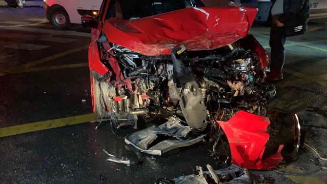 Başakşehir’de Ticari Taksi İle Otomobil Çarpıştı: 4 Yaralı