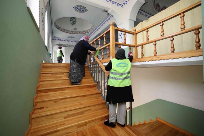 Başiskele’de Camiler Ramazan’a Hazırlanıyor