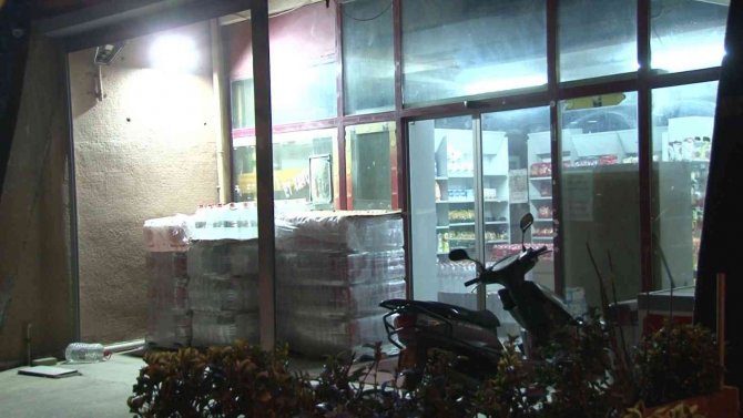 Beylikdüzü’nde Motosikletli Saldırganlar Bir İş Yerine Silahla Ateş Ederek Kaçtı, O Anlar Kameralara Anbean Yansıdı