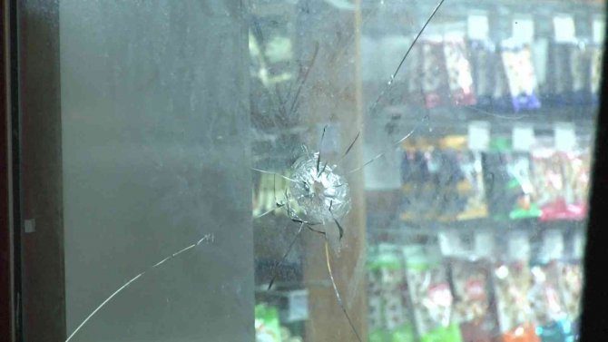 Beylikdüzü’nde Motosikletli Saldırganlar Bir İş Yerine Silahla Ateş Ederek Kaçtı, O Anlar Kameralara Anbean Yansıdı