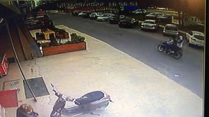 Beylikdüzü’nde Motosikletli Saldırganlar Bir İş Yerine Silahla Ateş Ederek Kaçtı, O Anlar Kameralara Anbean Yansıdı
