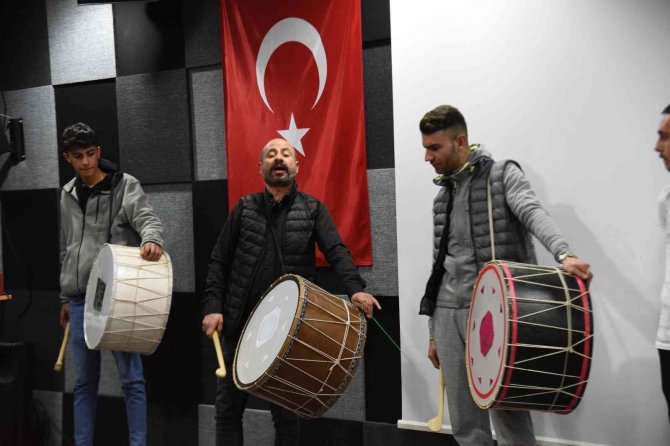 Ramazan Öncesi Davulcular Maniler Eşliğinde Hünerlerini Sergiledi
