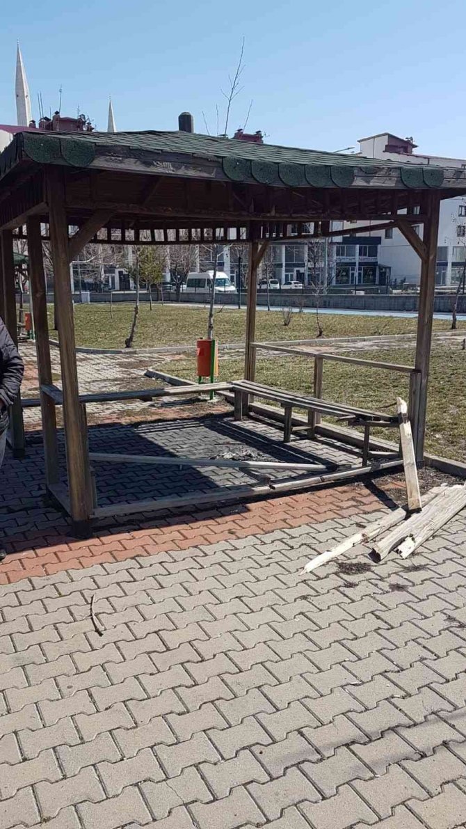 Bingöl’de Park Alanlarına Zarar Veriliyor