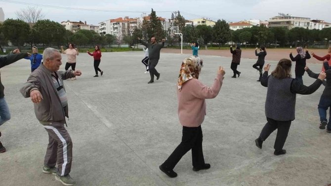 Balıkesirli Kadın Efeler Zeybek Ve Çökertme Öğrendi