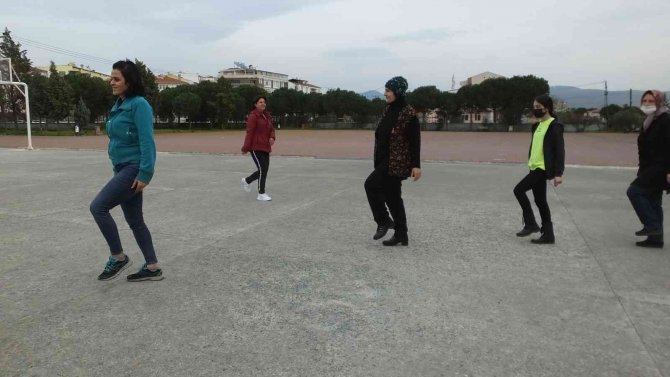 Balıkesirli Kadın Efeler Zeybek Ve Çökertme Öğrendi