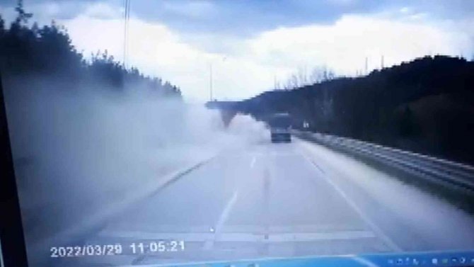 Bursa’da Karayolunda Tırın Kaza Anları Kamerada