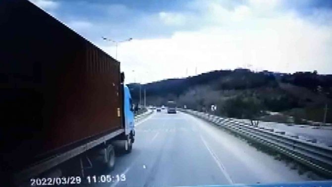 Bursa’da Karayolunda Tırın Kaza Anları Kamerada