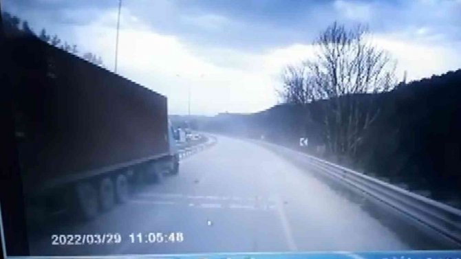 Bursa’da Karayolunda Tırın Kaza Anları Kamerada