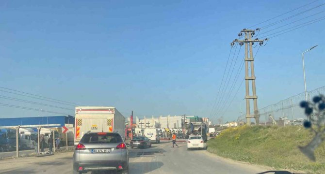 Tırdan Borular Anayola Savruldu, Araçlar Kaza Yaptı