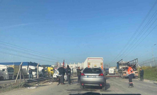 Tırdan Borular Anayola Savruldu, Araçlar Kaza Yaptı
