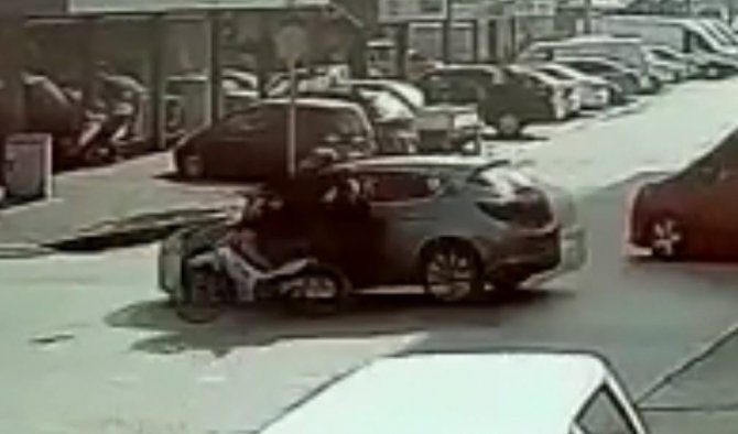 Otomobil İle Motosikletin Kazası Kamerada