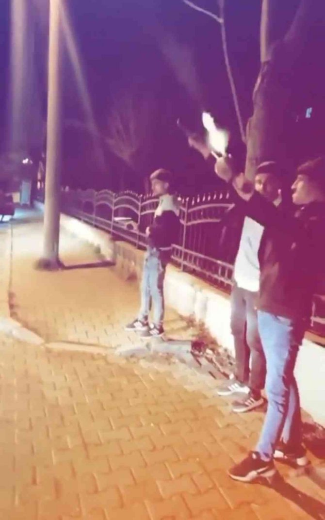 Bursa’da Magandalar Havaya Ateş Açtı, Kameraya Yakalandı
