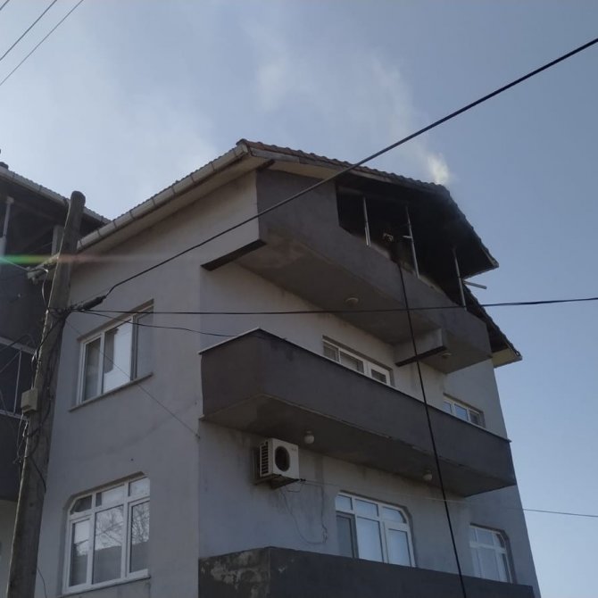 Biga’da Üç Katlı Ev Küle Döndü