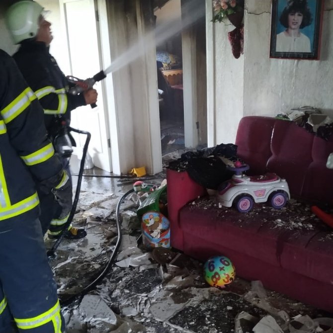 Biga’da Üç Katlı Ev Küle Döndü