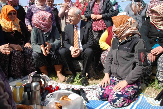 Kılıçdaroğlu Kadın Çiftçilerle Bağda Buluştu