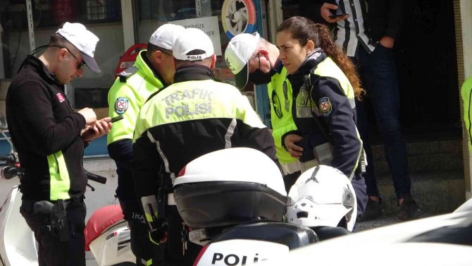 Dur İhtarına Uymayan Sürücü, Kadın Polisi 100 Metre Kaputun Üstünde Sürükledi