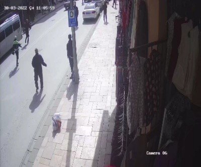 Dur İhtarına Uymayan Sürücü, Kadın Polisi 100 Metre Kaputun Üstünde Sürükledi