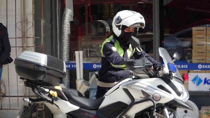 Dur İhtarına Uymayan Sürücü, Kadın Polisi 100 Metre Kaputun Üstünde Sürükledi