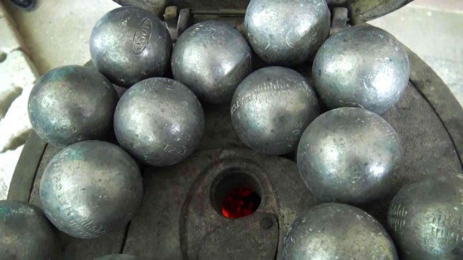 Soba Üzerinde Topları Isıtıp Dağ Köyünde Bocce Oynuyorlar