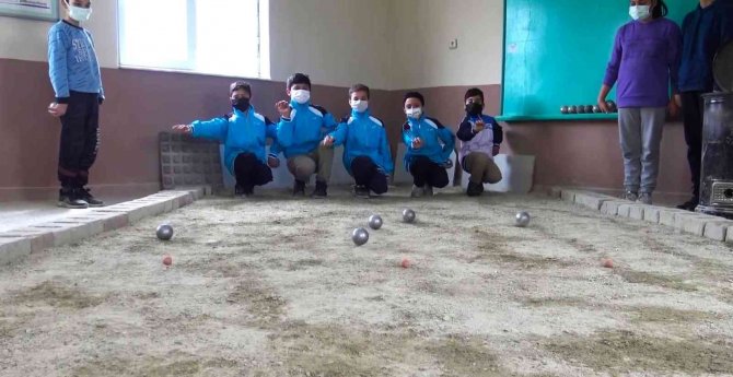 Soba Üzerinde Topları Isıtıp Dağ Köyünde Bocce Oynuyorlar