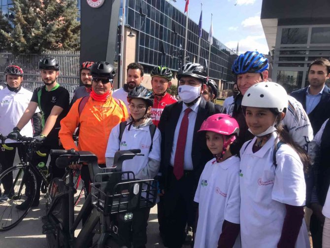 Dışişleri Bakan Yardımcısı Kaymakcı, Eko İ̇kli̇m Zirvesi’ne Bisikletle Gitti