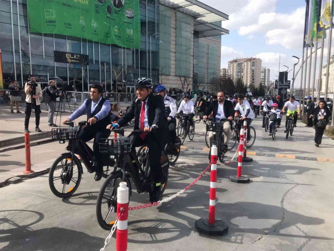 Dışişleri Bakan Yardımcısı Kaymakcı, Eko İ̇kli̇m Zirvesi’ne Bisikletle Gitti