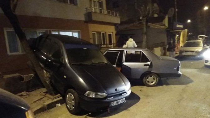 Park Halindeki Aracı Önüne Katıp, Bahçe Duvarına Çarptı