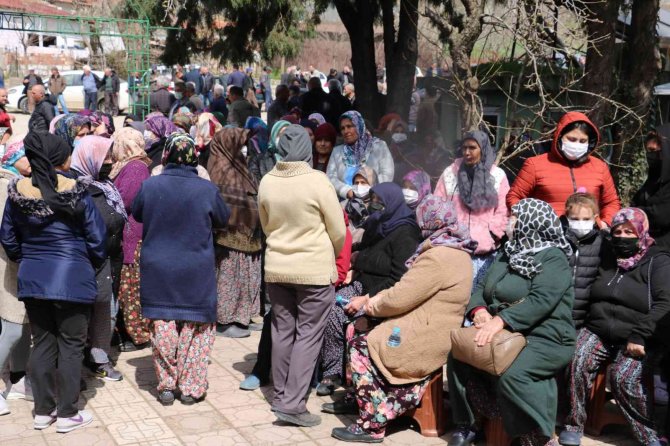 Bu Acıya Yürek Dayanmaz: Bir Aile Yok Oldu, Tabutları Yan Yana Dizildi