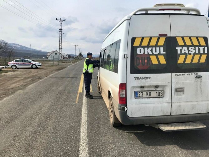 Elazığ’da Jandarma Ekipleri Okul Servis Araçlarını Denetledi