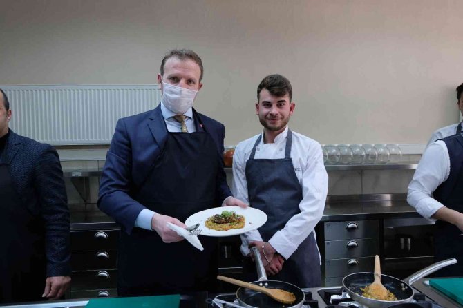 Gümüşhane’de Protokol Üyeleri Mutfağa Girdi