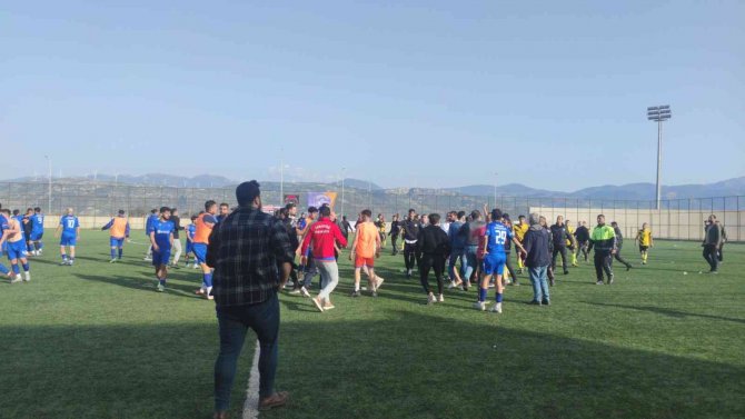 Yumruklu Kavgada Futbolculardan Biri Hastanelik Oldu