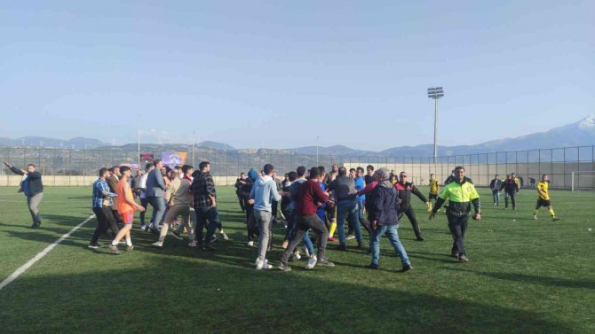 Yumruklu Kavgada Futbolculardan Biri Hastanelik Oldu