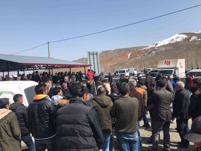 Okulda Asansöre Sıkışarak Hayatını Kaybeden Görevli Gözyaşlarıyla Toprağa Verildi