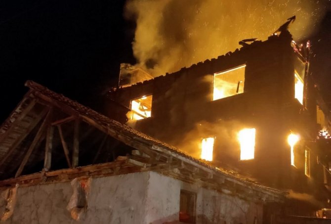 İ̇ki Katlı Ahşap Ev Alev Topuna Döndü