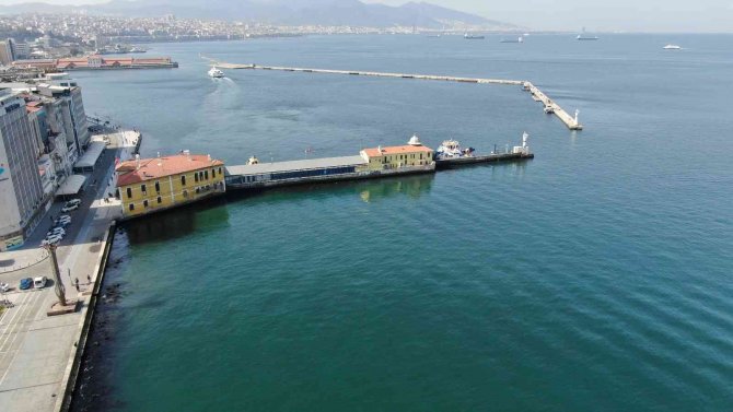 İ̇zmir Körfezi’nde Su Seviyesi 80 Santimetre Düştü, Deniz Ulaşımı Aksadı