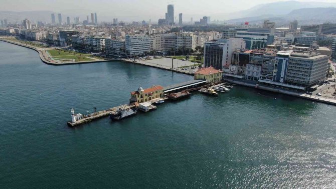 İ̇zmir Körfezi’nde Su Seviyesi 80 Santimetre Düştü, Deniz Ulaşımı Aksadı